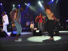 Bailando en el escenario con Alpha Blondy